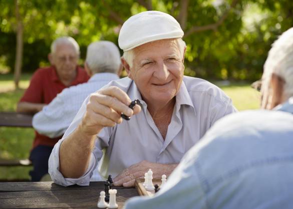 Adulto mayor jugando ajedrez
