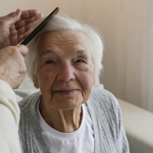 Cepillado cabello mujer mayor